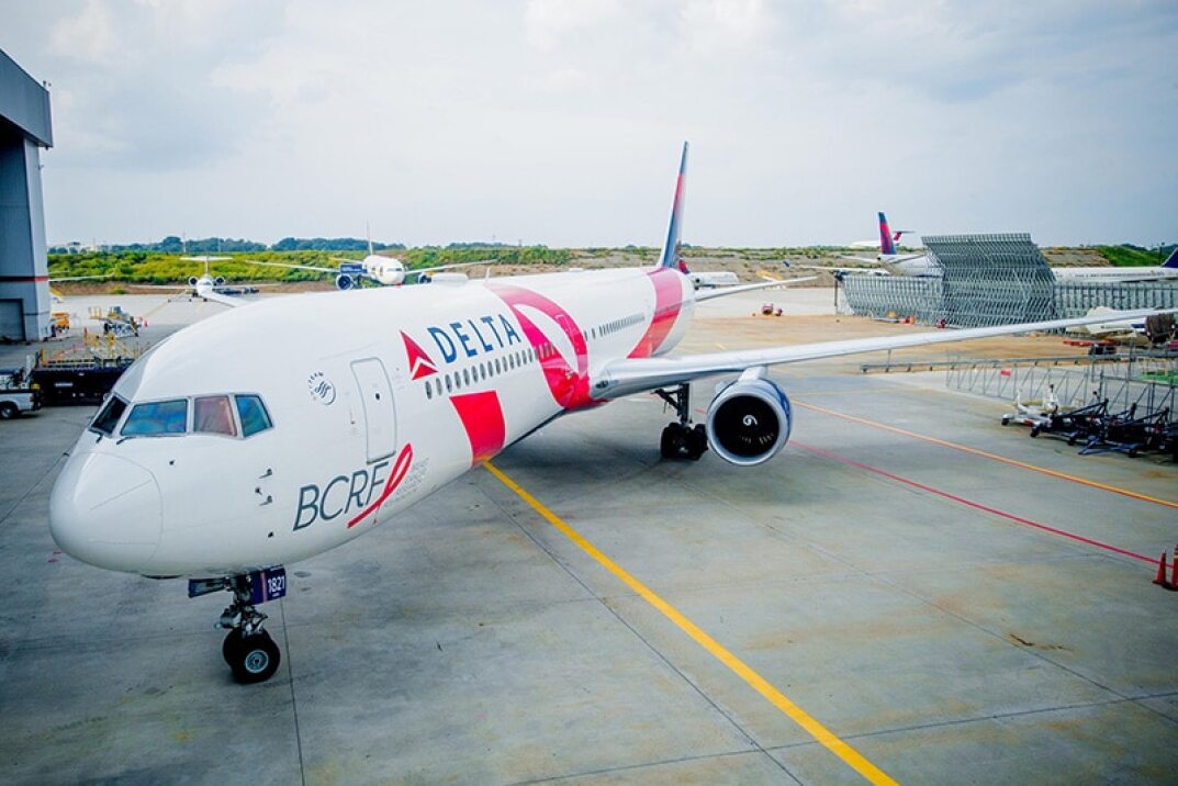 El Avión Rosa de Delta solidario contra el cáncer