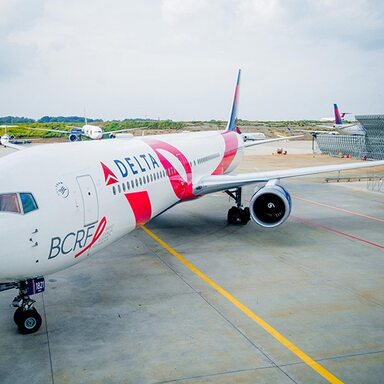 El Avión Rosa de Delta solidario contra el cáncer