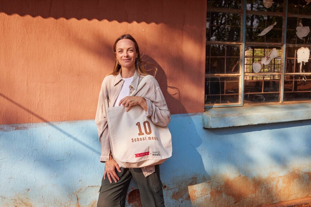 Clarins pasa a la acción contra el hambre junto a Mary’s Meals con la bolsa solidaria