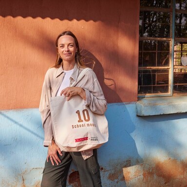 Clarins pasa a la acción contra el hambre junto a Mary’s Meals con la bolsa solidaria