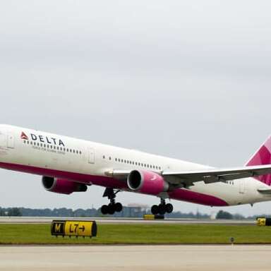 Delta: vuelo rosa contra el cáncer