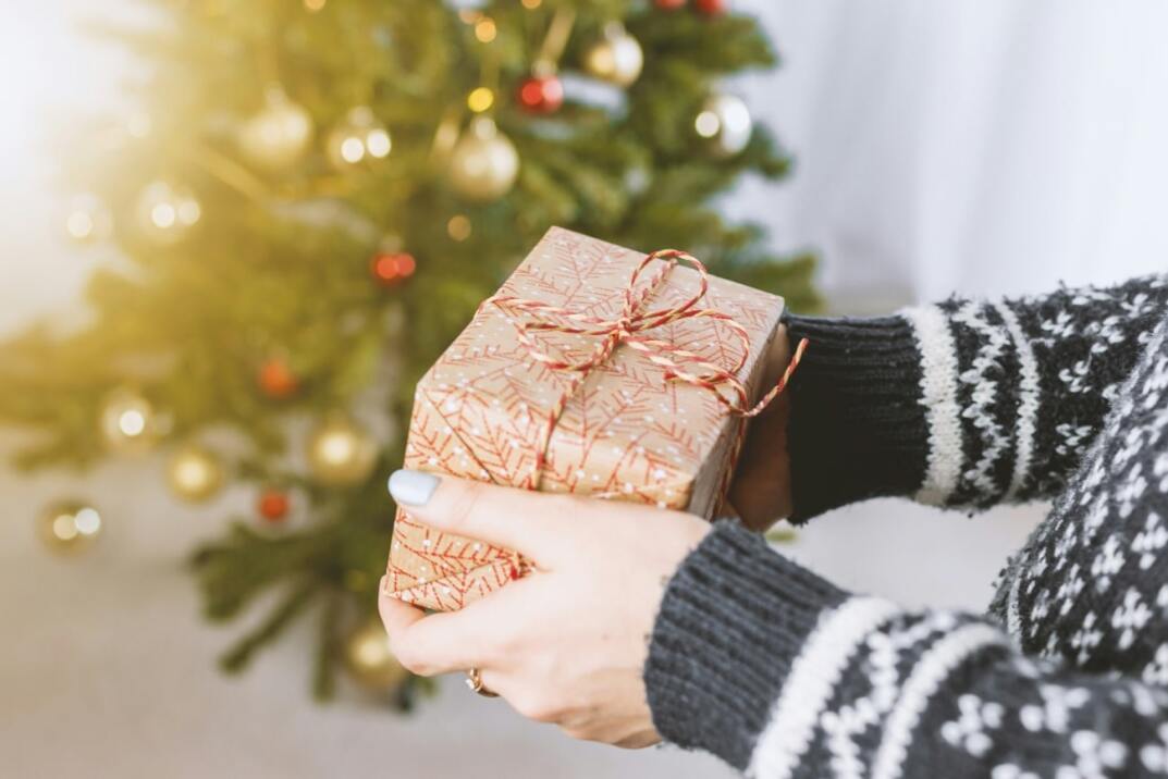 Una mujer regala un cofre beauty solidario