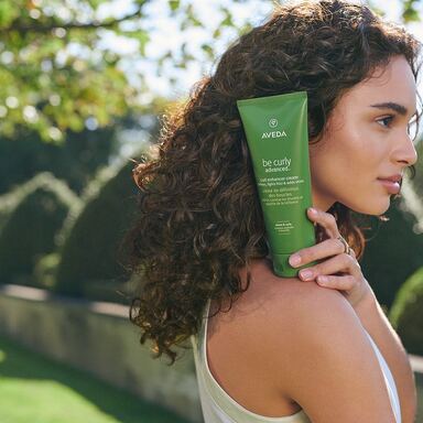 Aveda x Antonia Gentry: lo último para unos rizos de impacto